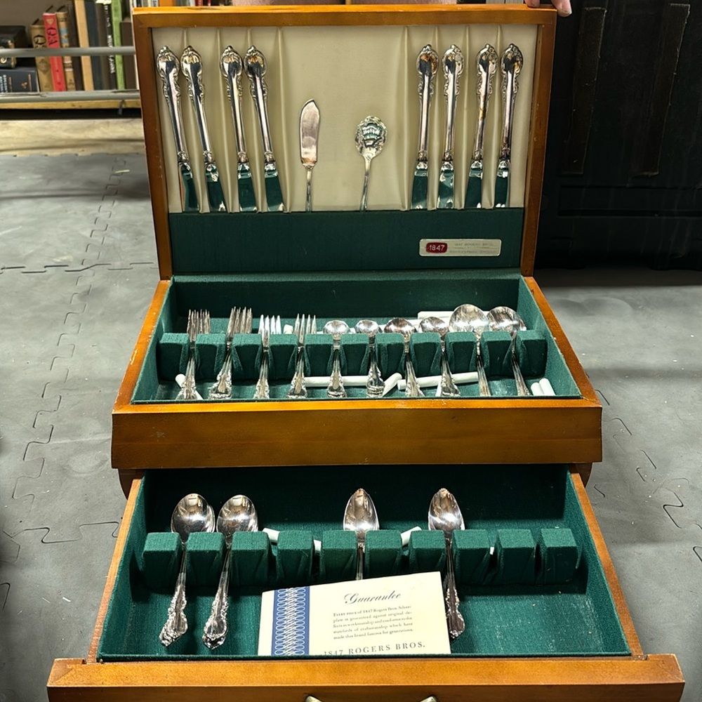 1847 Rogers Bros. Reflection 60pc silver plate flatware set
